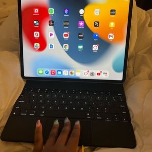 Selling IPad Pro 5th generation with magic keyboard and pencil